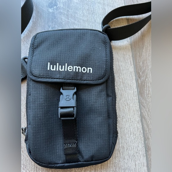 Lululemon Zip-Top Crossbody in Black - Picture 3 of 7